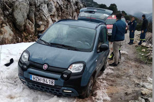 «Κόλλησαν» στα χιόνια στην περιοχή του Σκίνακα